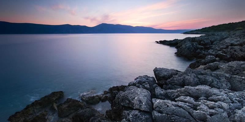 添加剂与化学品：驱动柔性显示PI薄膜技术突破的关键工业原料